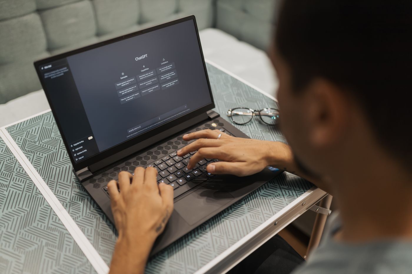 Profissional usando um assistente de inteligência artificial no notebook