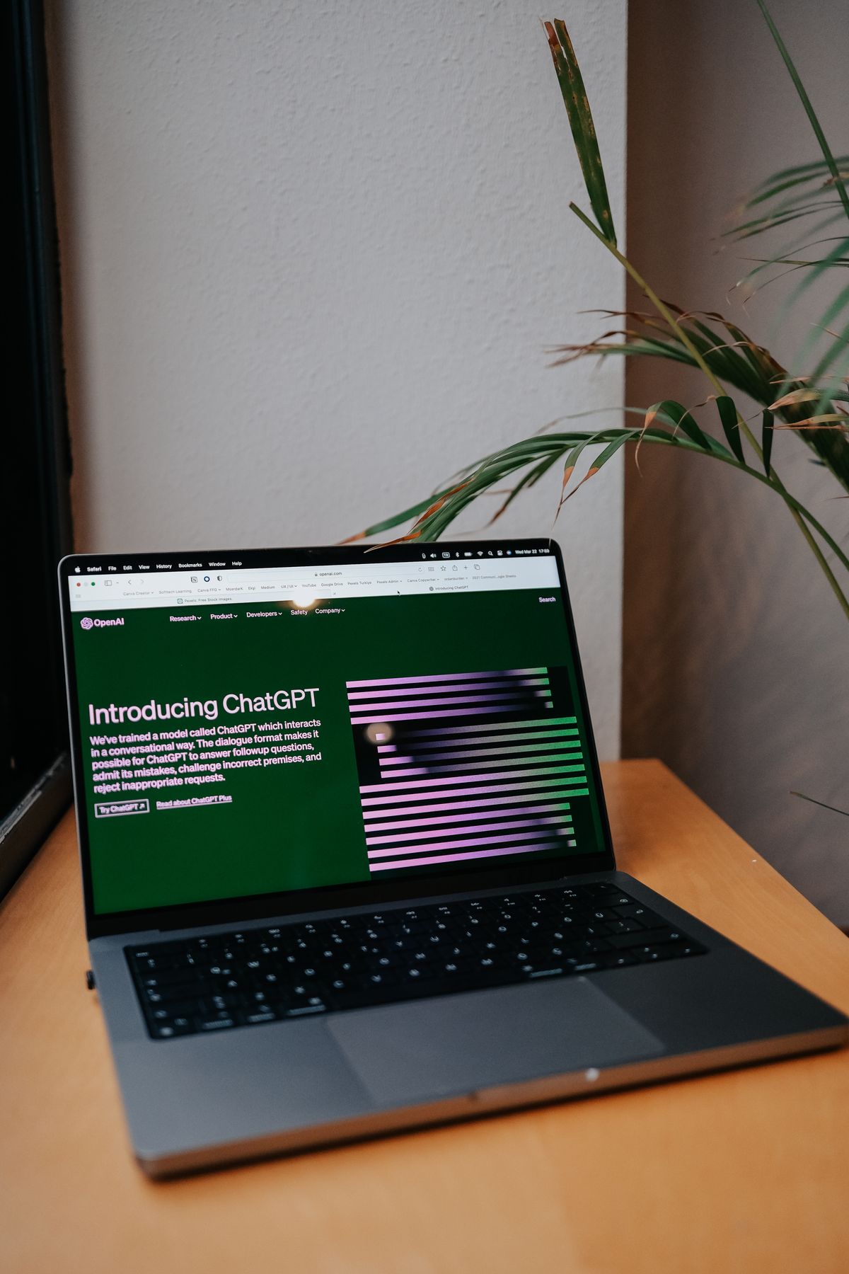Notebook aberto em uma página do ChatGPT